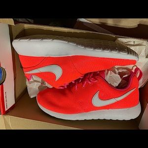 Grade school Nike roshe run size 5.5 (women sz7)